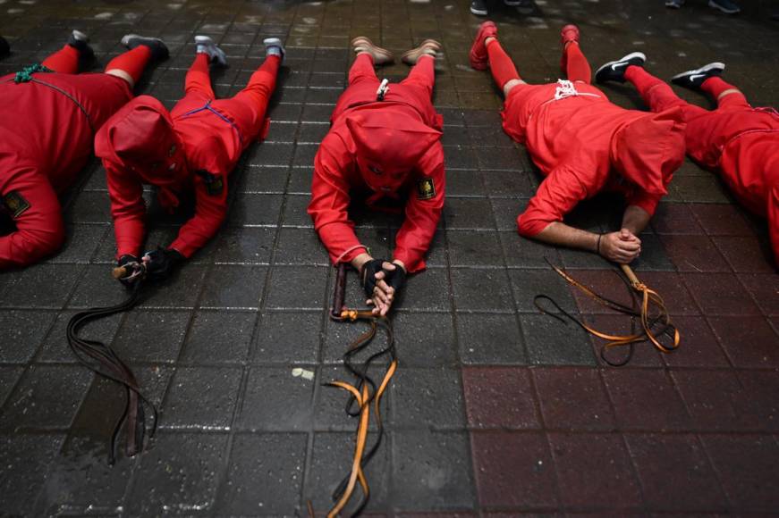 Diablos azotan a pecadores en tradición salvadoreña de Semana Santa