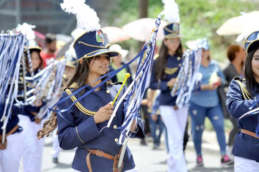 Las mejores 25 fotos de los desfiles de los centros básicos en la capital