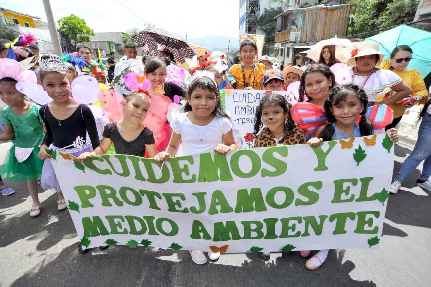 Las mejores 25 fotos de los desfiles de los centros básicos en la capital