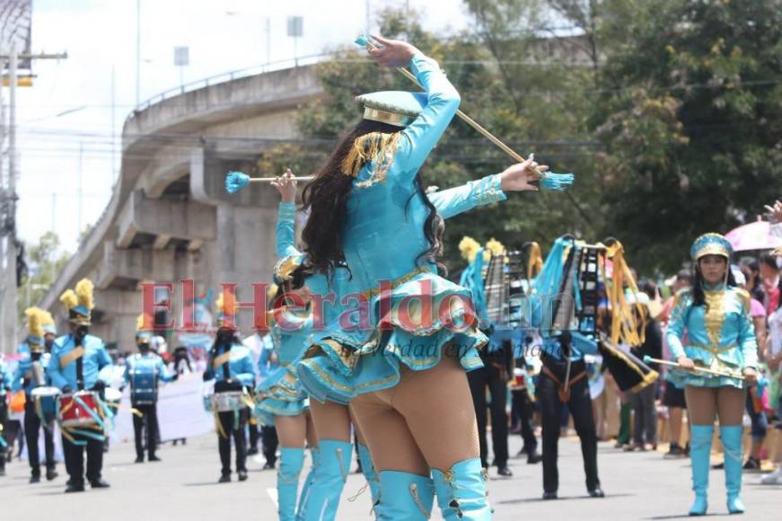 Valeria Chirinos, la palillona que rindió homenaje a la Bandera con su traje turquesa