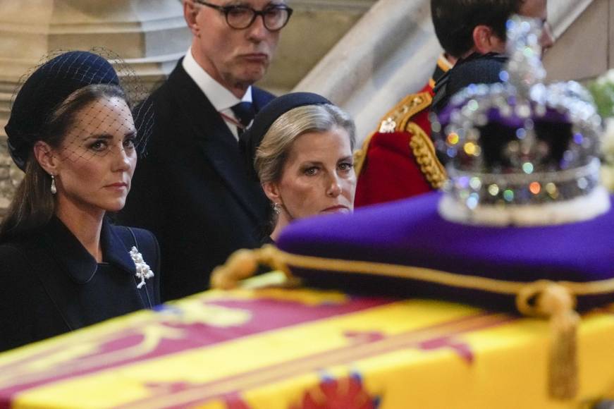 Londres inicia el multitudinario adiós para la reina Isabel II