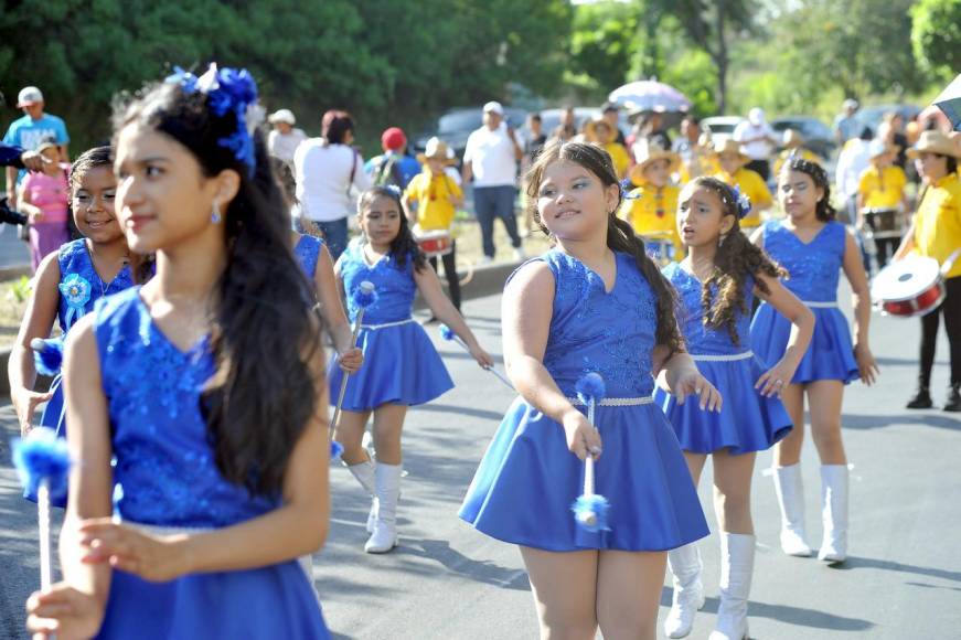 Las mejores 25 fotos de los desfiles de los centros básicos en la capital