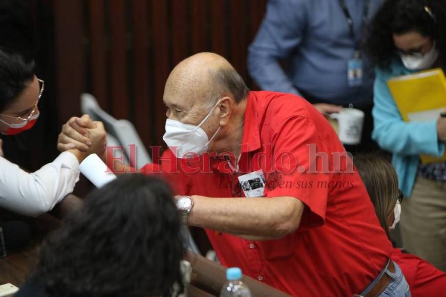 Aprueban condecoración al líder sindical, Carlos Humberto Reyes