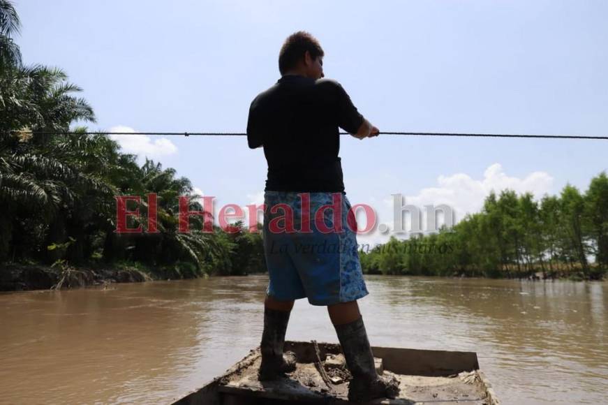 En canoa, tractores y helicópteros llevan ayuda a damnificados de excampos bananeros