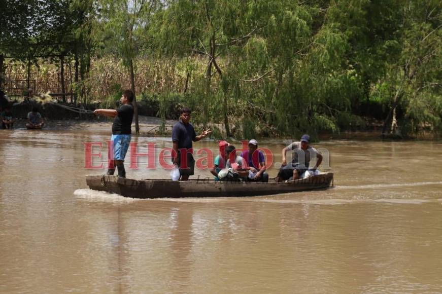 En canoa, tractores y helicópteros llevan ayuda a damnificados de excampos bananeros