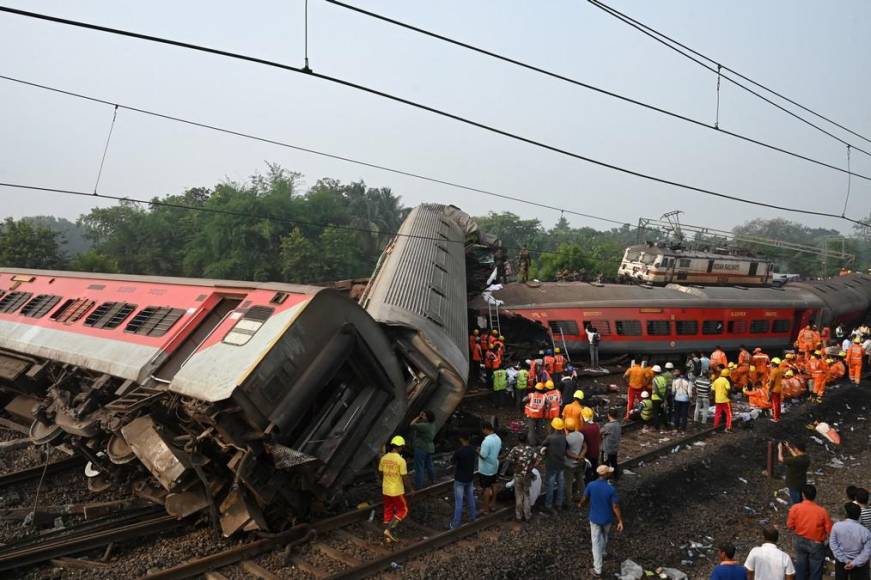 Las impactantes imágenes de los vagones destrozados y cadáveres junto a las vías tras accidente de trenes en India