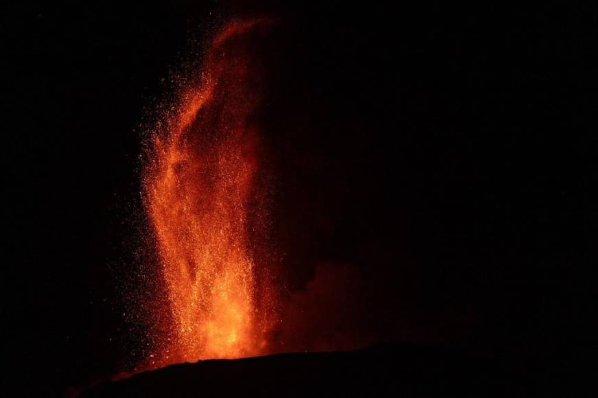 La impactante erupción de Etna, el mayor volcán activo de Europa