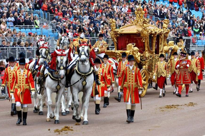 Un icónico carruaje, conciertos de lujo, derroche y multitud: el Jubileo de Platino de Isabel II