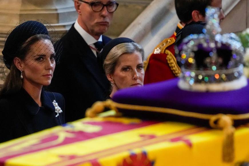 Los rostros de la familia real en el inicio del funeral de la reina Isabel en Londres