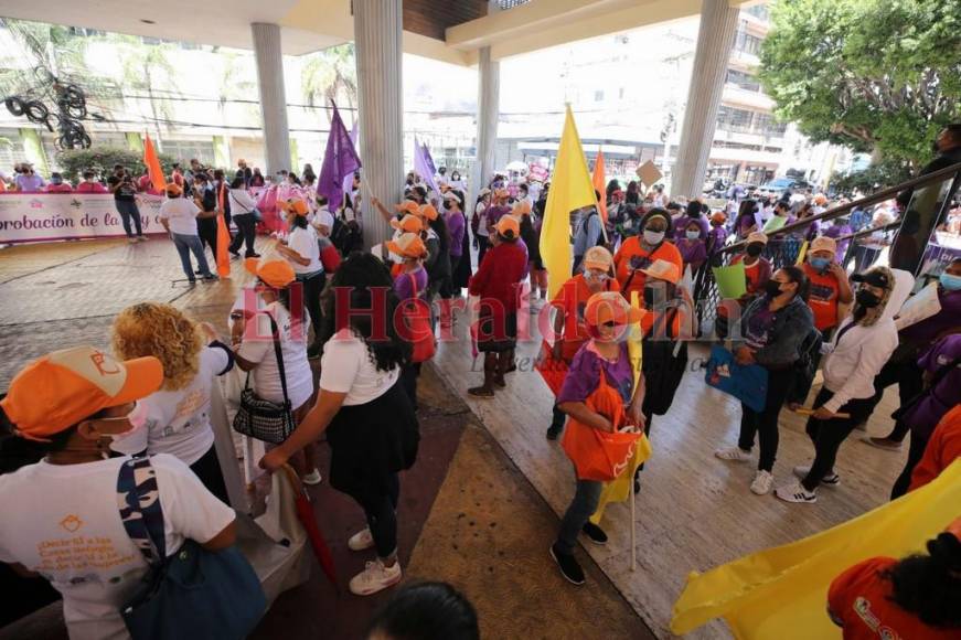 En protesta contra femicidios y violencia, hondureñas celebran Día Internacional de la Mujer