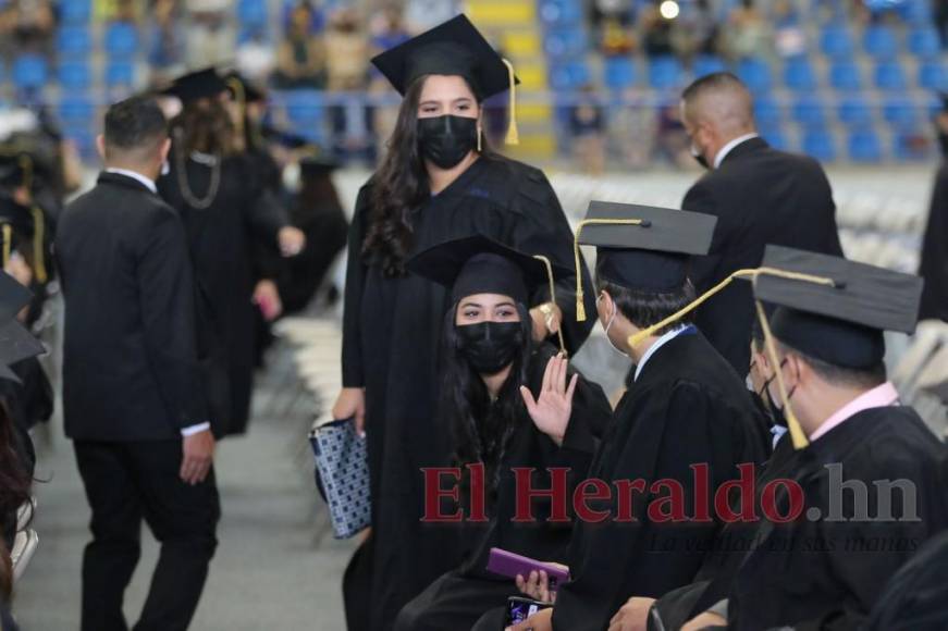 Con menciones honoríficas, UNAH realiza primeras graduaciones presenciales (Fotos)