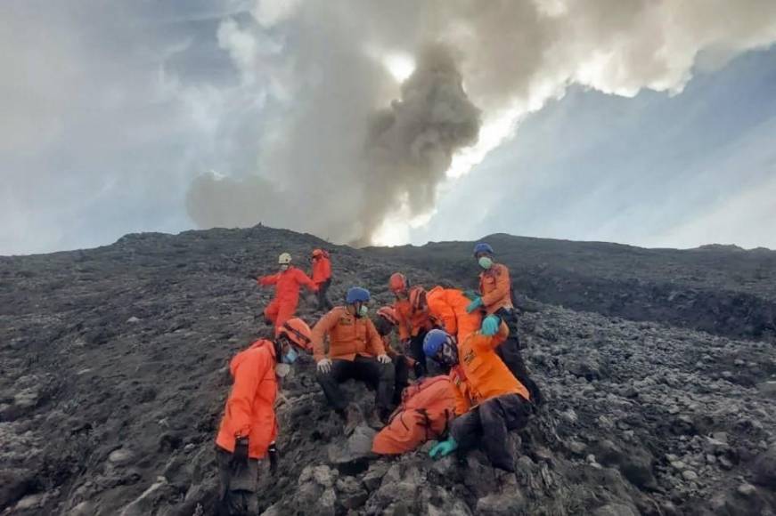 22 muertos y un pueblo bajo cenizas: erupción volcánica en Indonesia