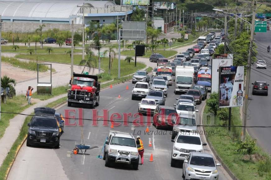 ¡Bacheo voluntario! Capitalinos salen a reparar las calles (FOTOS)