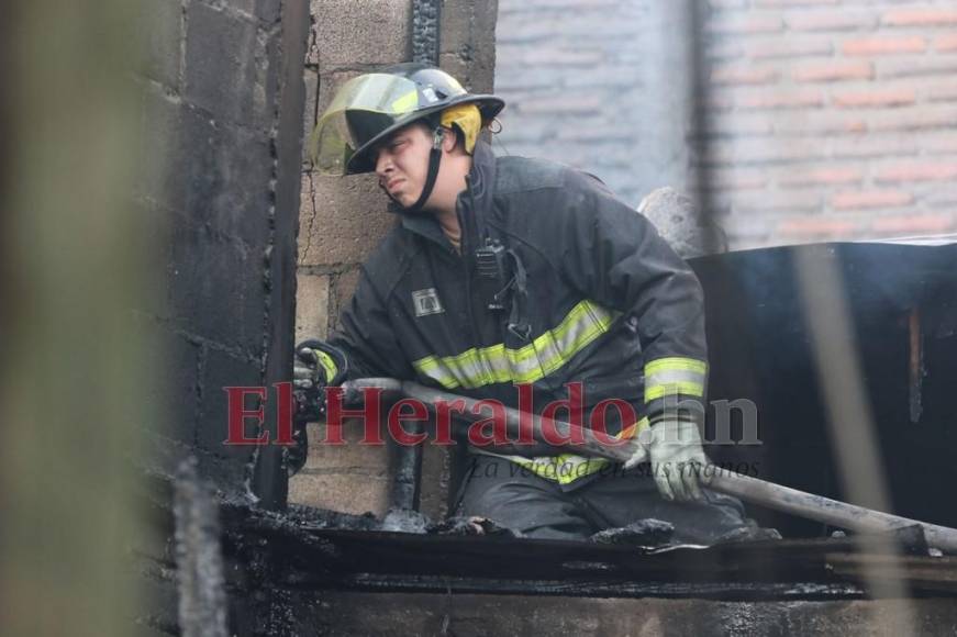 Reducidas a cenizas, así quedaron tres casas tras voraz incendio en la colonia Canaán