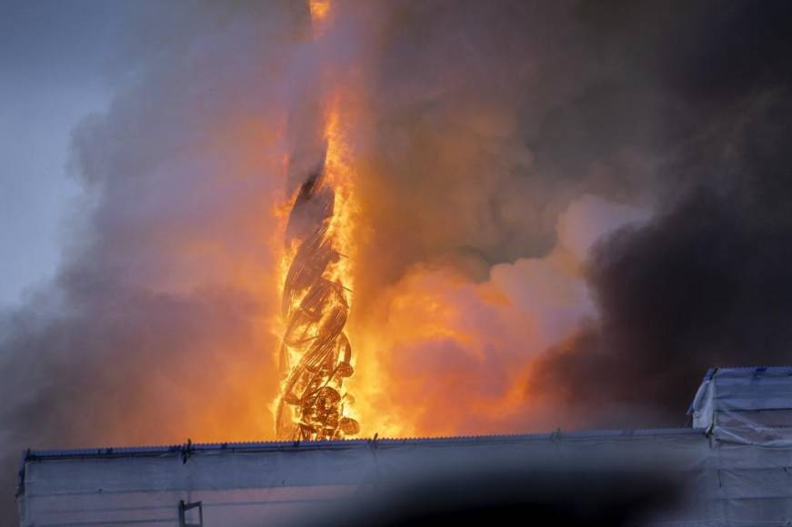 Terror en Copenhague: Incendio devasta icónico edificio del siglo XVII