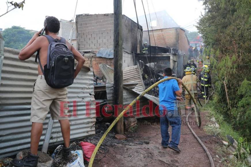 Reducidas a cenizas, así quedaron tres casas tras voraz incendio en la colonia Canaán