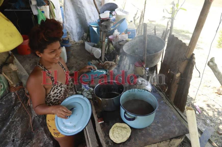 En canoa, tractores y helicópteros llevan ayuda a damnificados de excampos bananeros