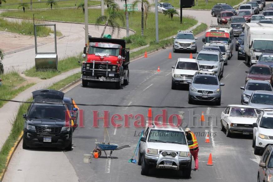 ¡Bacheo voluntario! Capitalinos salen a reparar las calles (FOTOS)