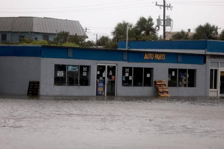 Huracán Debby ya es categoría 1 y toca tierra en Florida