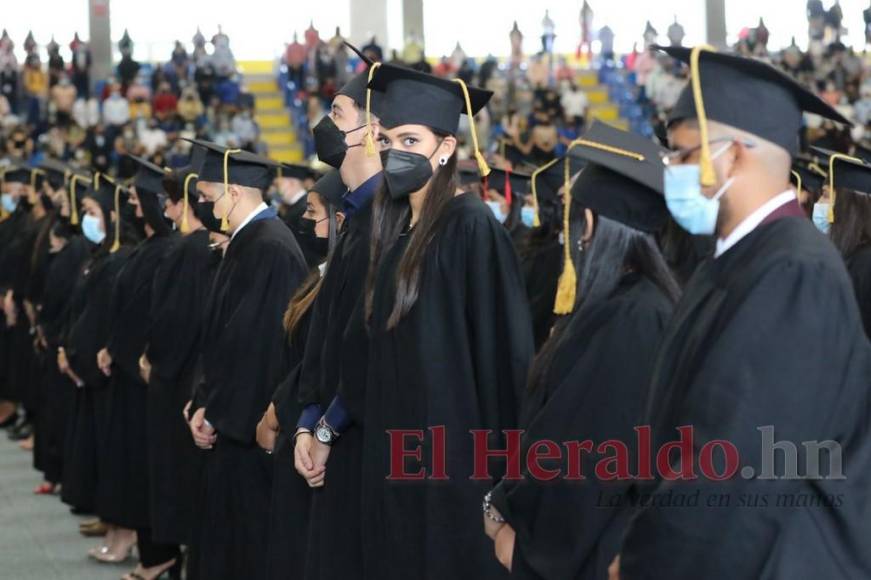 Con menciones honoríficas, UNAH realiza primeras graduaciones presenciales (Fotos)