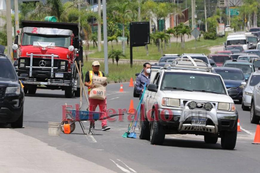 ¡Bacheo voluntario! Capitalinos salen a reparar las calles (FOTOS)