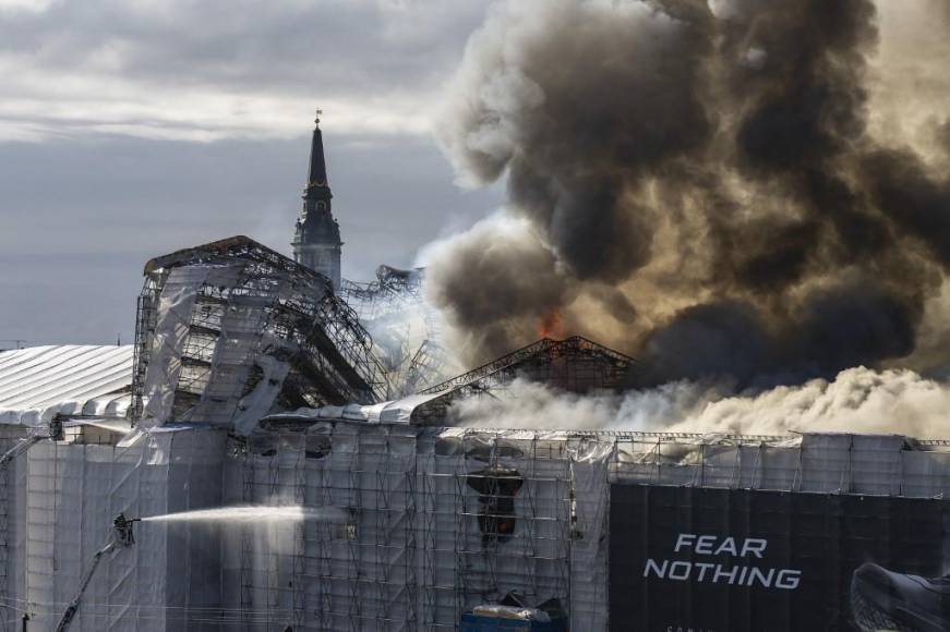 Terror en Copenhague: Incendio devasta icónico edificio del siglo XVII