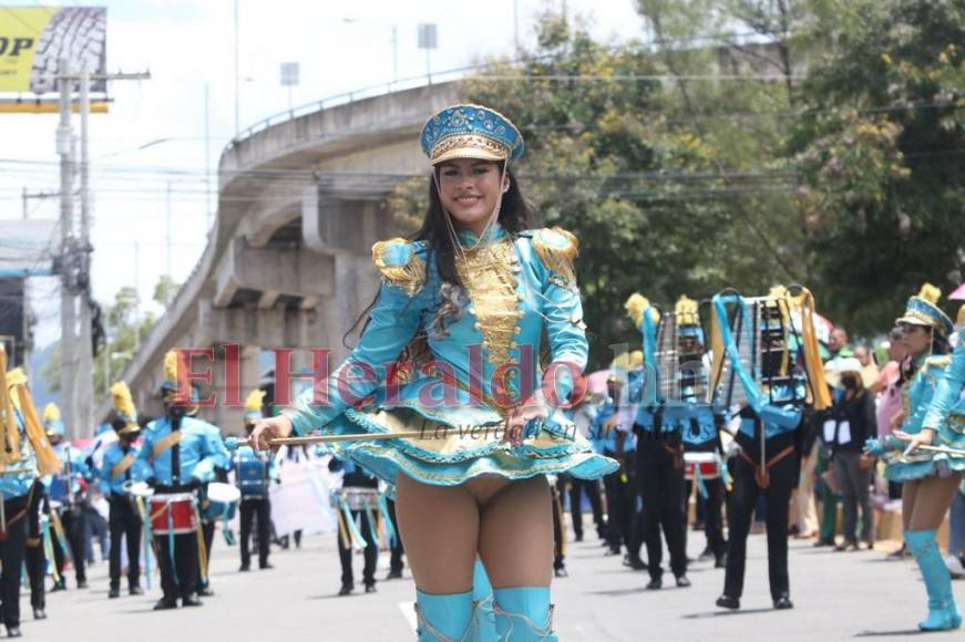 Valeria Chirinos, la palillona que rindió homenaje a la Bandera con su traje turquesa