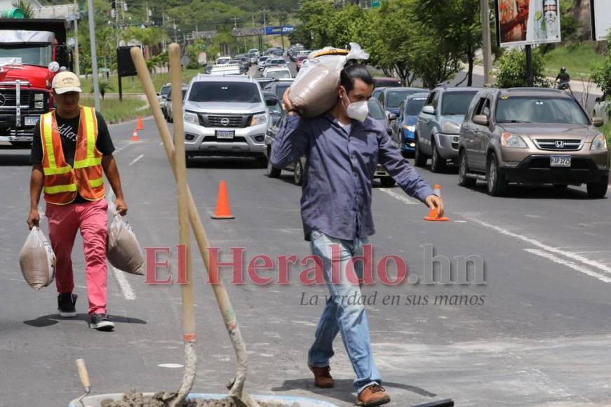 ¡Bacheo voluntario! Capitalinos salen a reparar las calles (FOTOS)