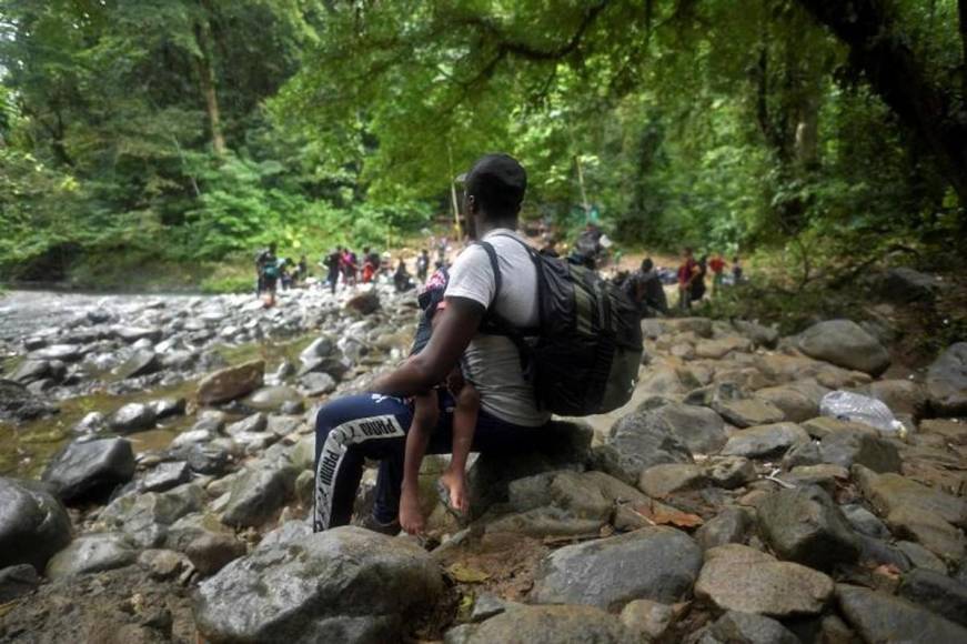 “He visto a mamás dejar a sus hijos ahí”: crudos relatos del tapón del Darién, la selva donde Dios no entra