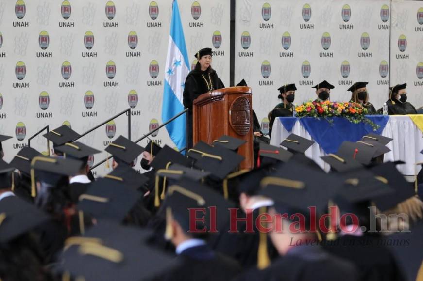 Con menciones honoríficas, UNAH realiza primeras graduaciones presenciales (Fotos)