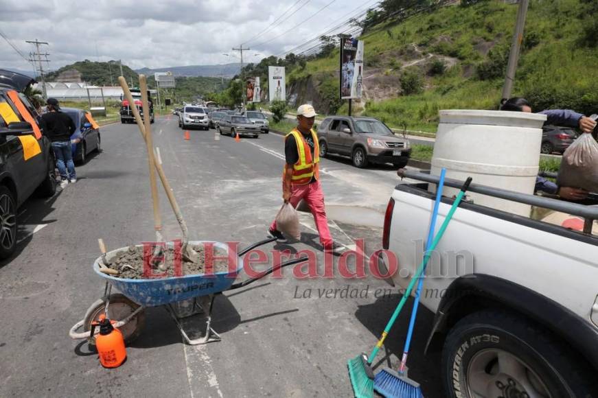 ¡Bacheo voluntario! Capitalinos salen a reparar las calles (FOTOS)