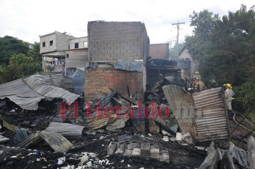 Reducidas a cenizas, así quedaron tres casas tras voraz incendio en la colonia Canaán