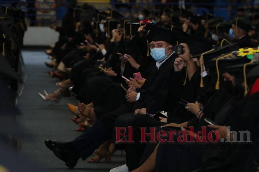 Con menciones honoríficas, UNAH realiza primeras graduaciones presenciales (Fotos)