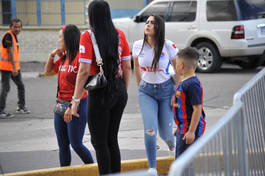 El impactante duelo de bellas mujeres en las graderías del Nacional por el Olimpia vs. Motagua