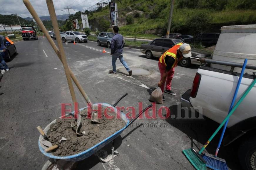 ¡Bacheo voluntario! Capitalinos salen a reparar las calles (FOTOS)