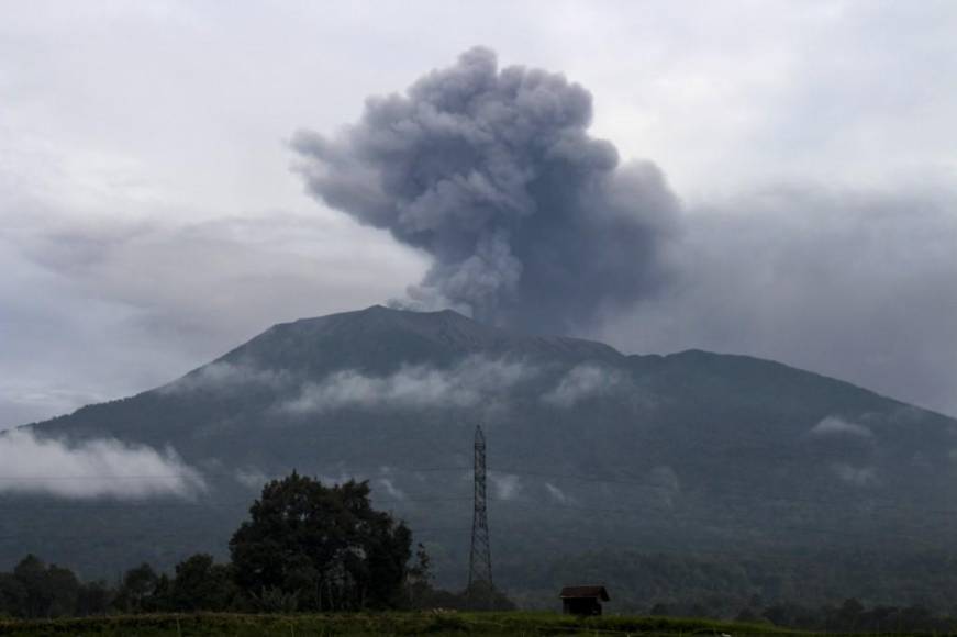 22 muertos y un pueblo bajo cenizas: erupción volcánica en Indonesia