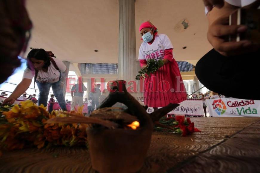 En protesta contra femicidios y violencia, hondureñas celebran Día Internacional de la Mujer