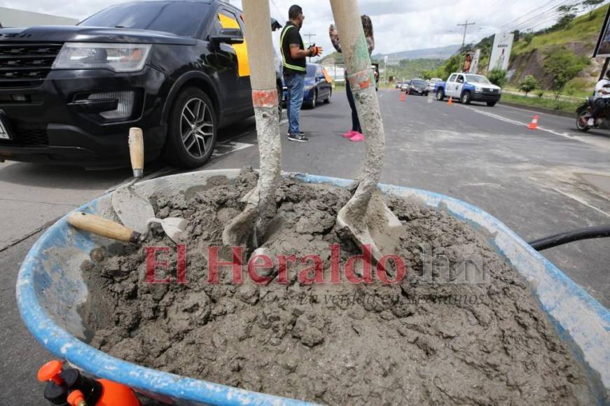 ¡Bacheo voluntario! Capitalinos salen a reparar las calles (FOTOS)