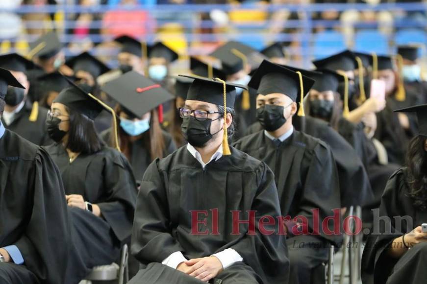 Con menciones honoríficas, UNAH realiza primeras graduaciones presenciales (Fotos)