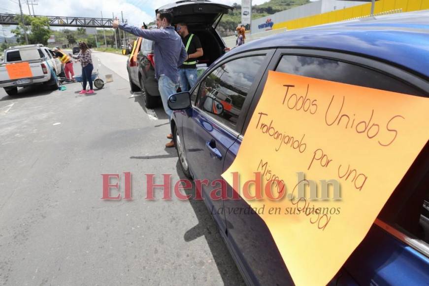 ¡Bacheo voluntario! Capitalinos salen a reparar las calles (FOTOS)