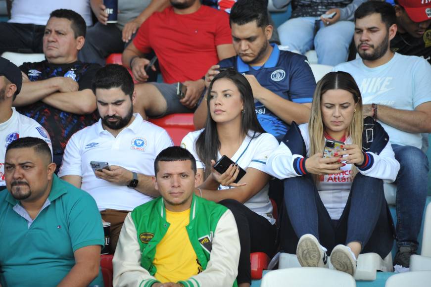 El impactante duelo de bellas mujeres en las graderías del Nacional por el Olimpia vs. Motagua