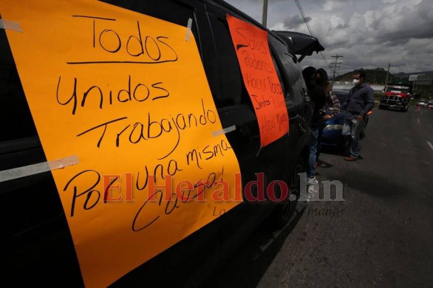 ¡Bacheo voluntario! Capitalinos salen a reparar las calles (FOTOS)