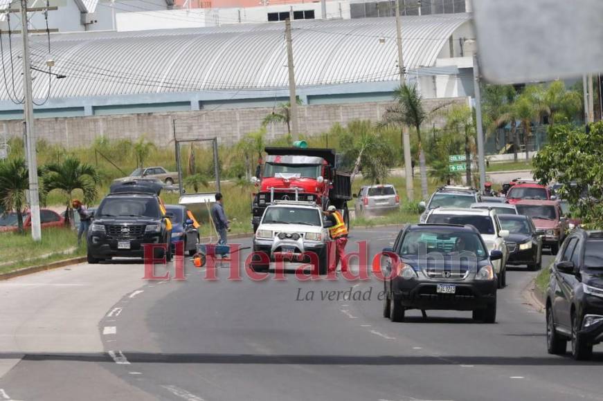 ¡Bacheo voluntario! Capitalinos salen a reparar las calles (FOTOS)