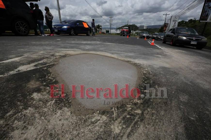 ¡Bacheo voluntario! Capitalinos salen a reparar las calles (FOTOS)