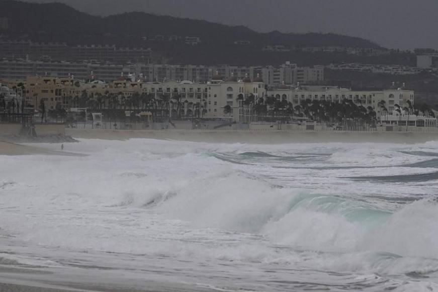 Huracán Hilary se degrada a categoría 2 y deja fuertes lluvias en noroeste de México