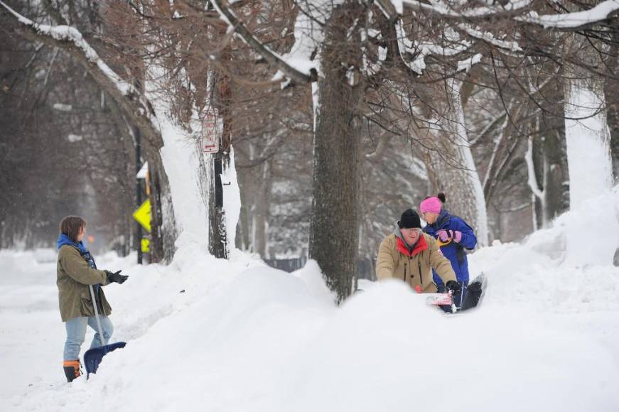 Bajo metros de nieve, Buffalo sufre los estragos de la tormenta invernal del siglo