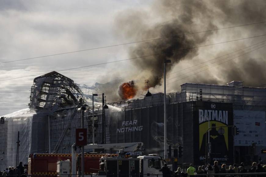 Terror en Copenhague: Incendio devasta icónico edificio del siglo XVII