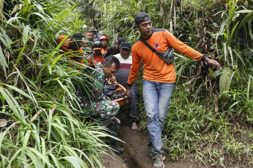 22 muertos y un pueblo bajo cenizas: erupción volcánica en Indonesia