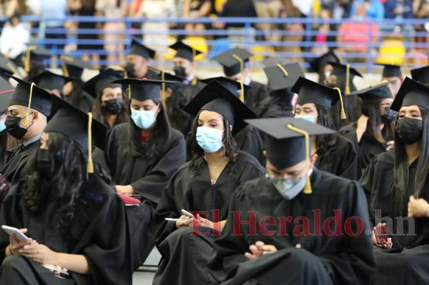 Con menciones honoríficas, UNAH realiza primeras graduaciones presenciales (Fotos)