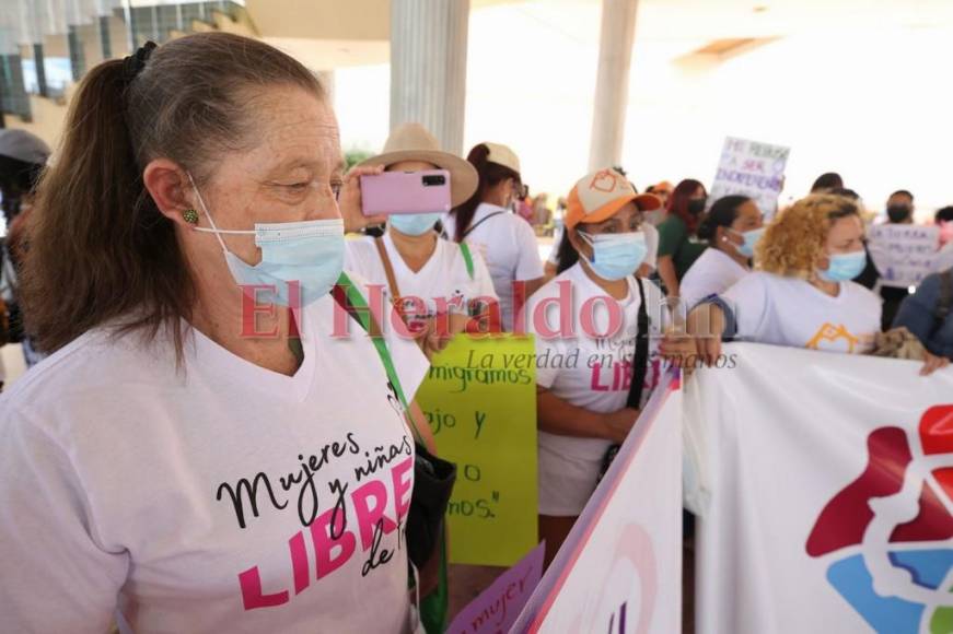 En protesta contra femicidios y violencia, hondureñas celebran Día Internacional de la Mujer